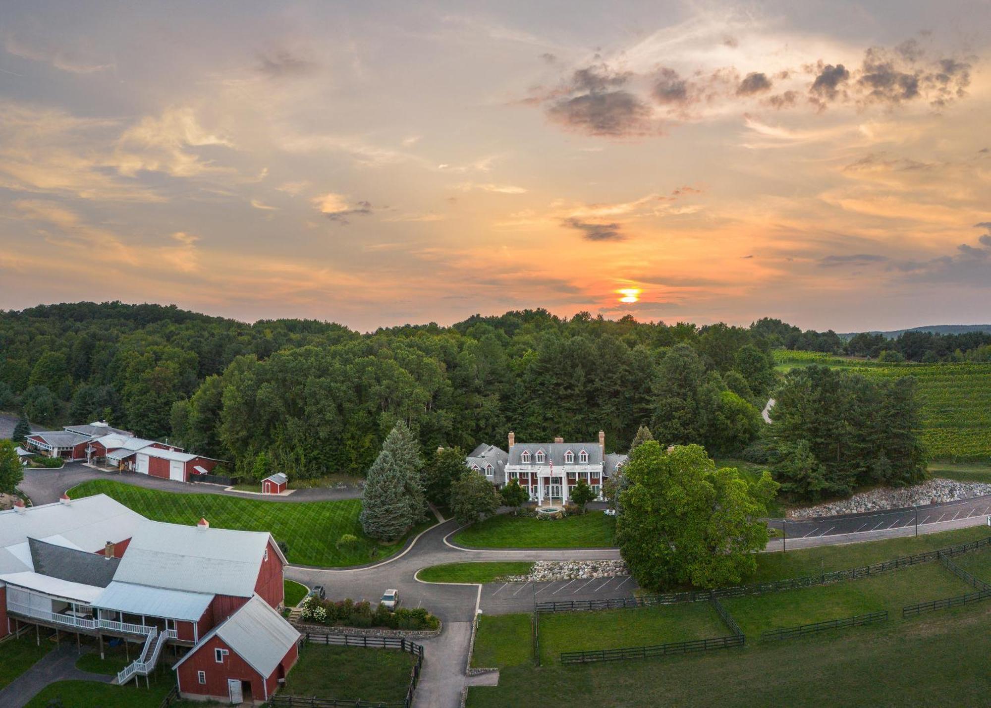 Inn At Black Star Farms Suttons Bay Экстерьер фото